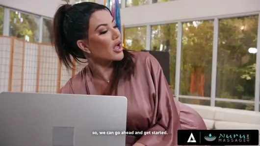 Nuru masajı – ateşli öğretmen Savanah Storm bu büyük yarakla ders veriyor