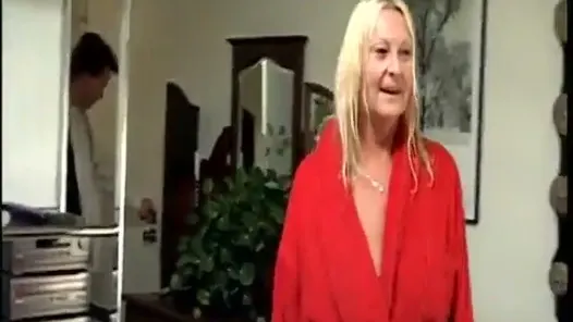 Olgun büyük memeli sürtük kanepede derine almak için bacaklarını aralıyor
