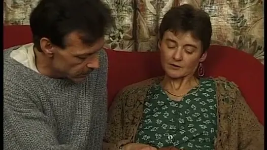Olgun esmer amcık yaşlı adamın sikini emmeden önce yalıyor