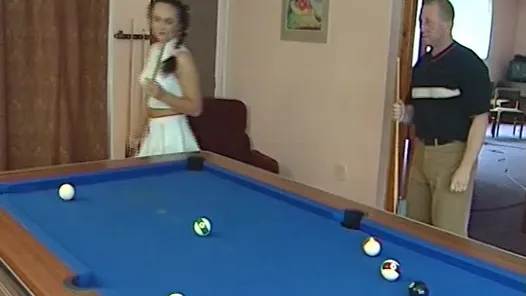 Olgun ev hanımı ve ona üvey kız sikme bir eski adam birlikte