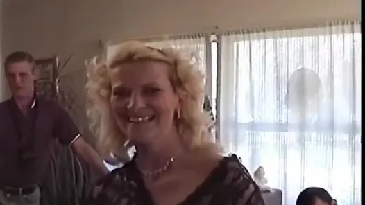 Olgun sarışın orta yaşlı seksi kadın büyük zenci yarağı içine alıyor