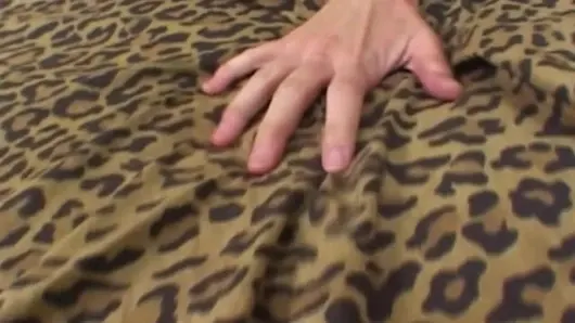 Olgun sarışın orta yaşlı seksi kadın kalın yarağı derine alıyor
