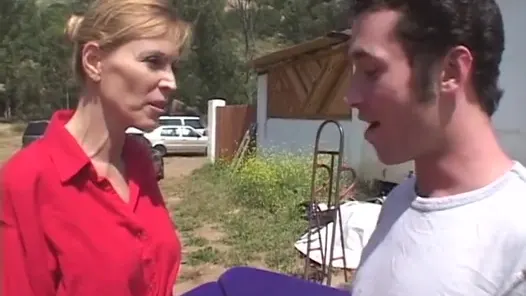 Orta yaşlı seksi kadın tıraşlı amında misyoner tarzı sikiliyor
