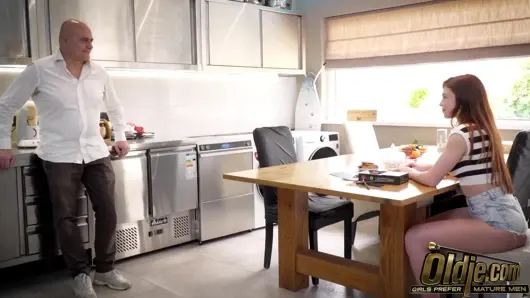 Peach Lollypop yaşlı adam benito’u mutfakta sadece Oldje’de sikiyor