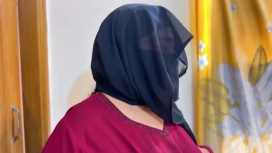 Peçe ve tesettürlü seks: Arap ateşli evli kadın kocasının arkadaşları tarafından prezervatifle sert sikiliyor