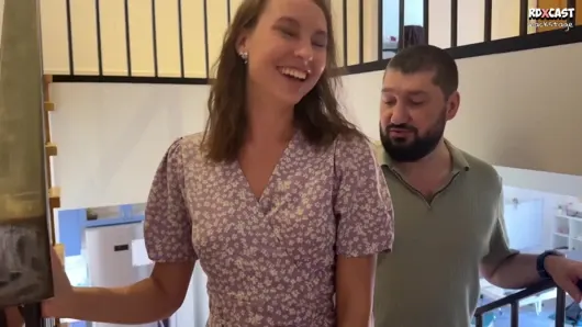 Perde arkası! Dışarıda bekle, kız arkadaşını sevişiyoruz! Aldatılmış adam dışarı atılıyor ki sert erkekler onun sürtükünü sevişebilsin!