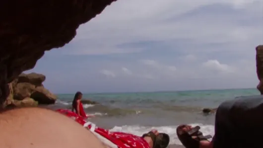 Plajda çifte penetrasyonlu üçlü seks