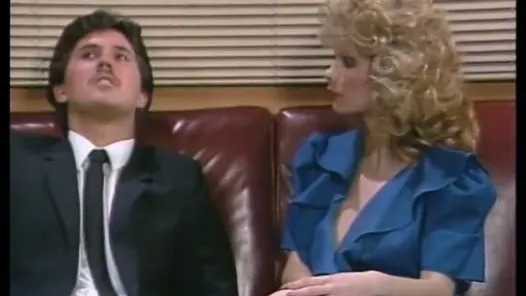 Retro esmer kaltağın amını sikiyor ve sikiyor Sarışın amcığı sikilirken boşalıyor Boşalıyor