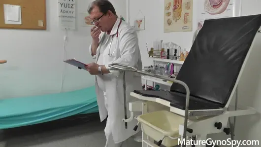 Röntgenci doktor gizlice filmler tombul anne üzerinde ona jinekolog muayenesi