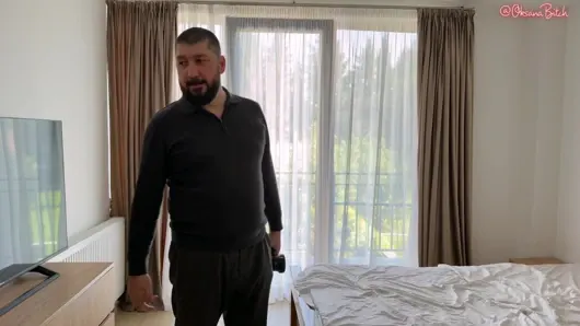 Sahne arkası! Oksana Katysheva’nın kocası, lezbiyen oyunlarında eşini ve Sasha Paige’i altın duşla vuruyor!