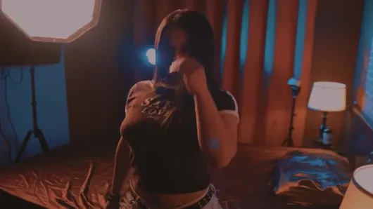 Sahte Ajan, Modeli Çıplak Fotoğraflar Çekerken Onunla Yattı