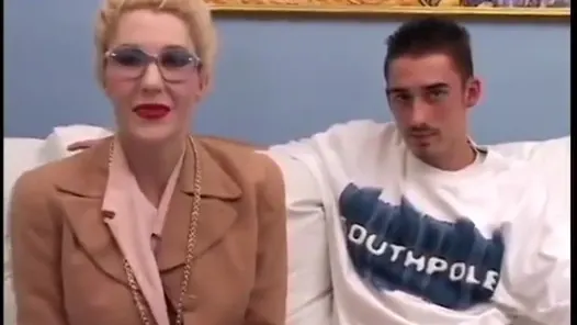 Sarışın fahişe genç asılı bir adam tarafından domalıyor ve arkadan sikiliyor