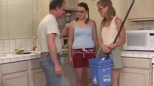 Sarışın lezbiyenler amcık yalıyor dildo sikiliyor