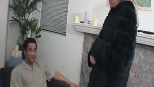 Sarışın orta yaşlı seksi kadın birden fazla zonklayan büyük zenci yarağı tarafından dolduruluyor