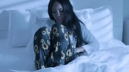 Şehvetli üvey kız Bianca Bangs kaslı üvey babasının ıslak latin amını sikmesine izin veriyor – familystrokes