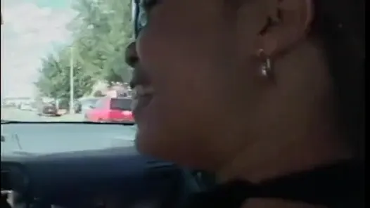 Şehvetli zenci genç kız sert bir aksiyondan sonra yüzüne büyük bir boşalma alıyor