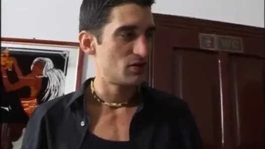 Seksi büyük göğüsler bilardo masasında sikişiyor