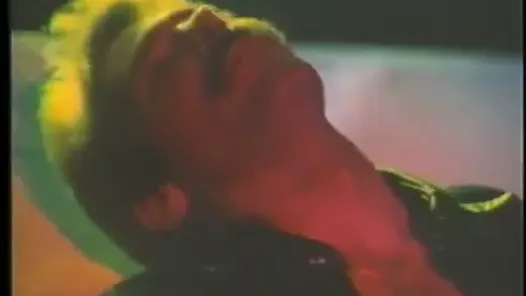 Seksi fahişeler iyi sürtükler gibi dizlerinin üzerinde yarak emiyor