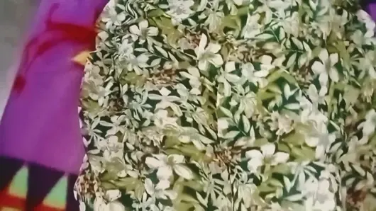 Seksi kavita kannada amcığını parmaklıyor ve göğüslerini gösteriyor