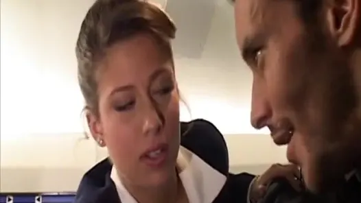 Seksi uçuş görevlisi uçuş sonrası yolcunun yarağına biniyor