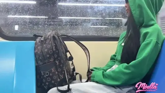 Ses işaretini görmeye dayanamıyor ve beni São Paulo metrosunun içine çekti