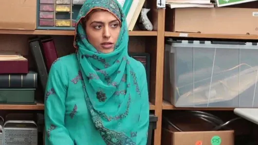 Shoplyfter – ateşli müslüman genç kız yakalandı ve taciz edildi