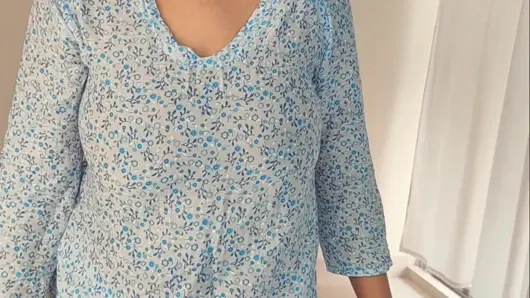 Sıkı göt sabit yarak ritminin altında esnetiyor