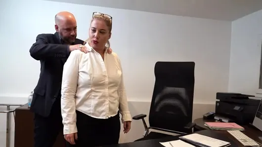 Şişman götlü olgun patron çifte sikiliyor