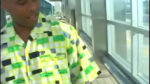 Siyah adam güzel bir siyah kızın kıllı amını yiyor