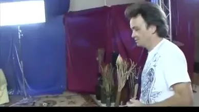Siyah fahişe dildo kullanıyor ve sonra beyaz bir adamla ırklararası seks yapıyor