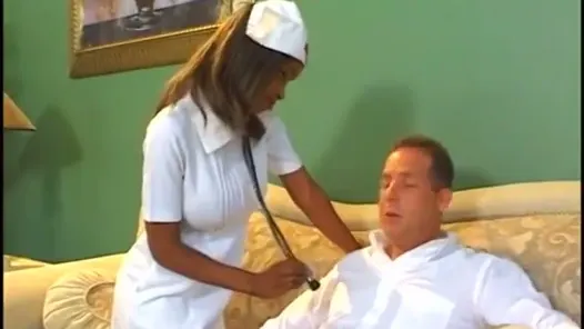 Siyah hemşire muayene ettikten sonra klinikte beyaz adama biniyor