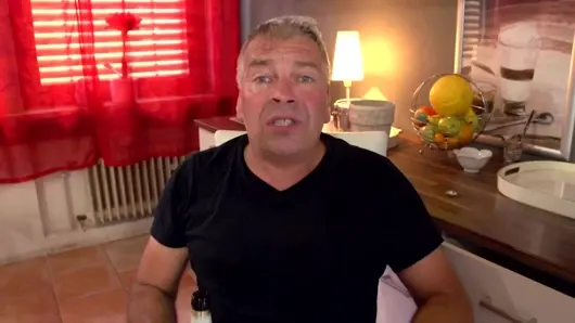Siyah ve beyaz büyük memeli sarışın orta yaşlı seksi kadın grup seks partisinde