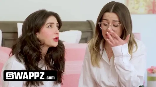 Swappz – üvey kız kardeşler üvey erkek kardeşlerin yarağına dokunma fikriyle iğreniyor, ancak sikişmeyi kabul ediyorlar