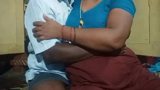 Tamil köyü güzel teyze genç adamla romantizm yaşıyor