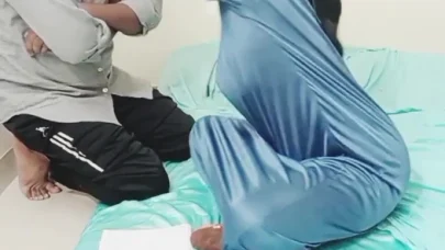 Tamil öğretmen ve öğrenci seks videosunda sikişiyor. Kulaklık bir şarttır. Domaltmalı ve kovboy kız pozisyonu