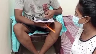 Tamil üniversiteli kız üniversite öğretmeni tarafından saksoyla sikiliyor. Mikrofonlu kulaklığı kullanın.