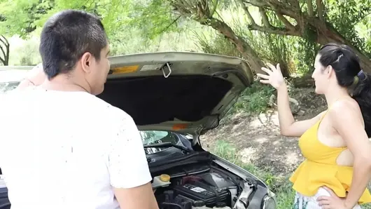 Tamirci ıssız bir yerde mahsur kalan evli kadını sikiyor