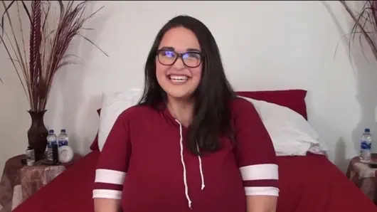 Taşan göğüslü muhtaç, peluş orta yaşlı seksi kadınlar açgözlüce yutuyor, baskın anatomi, ağır olarak kapris yapıyor