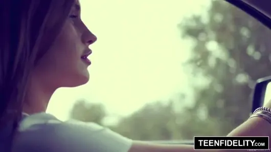 Teenfidelity – genç kız April Brookes sert sikişiyor