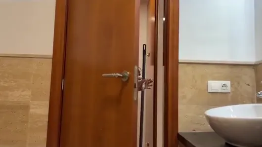 Temizlikçi kadın beni duşta yakalıyor ve büyük yarağıma karşı koyamıyor -milla ferrazo anal yıkım-