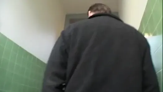 Tombul Alman kadın iki sert yarakla başa çıkabilir