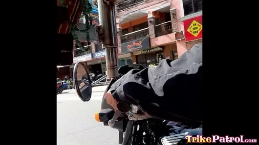 Trikepatrol kalın Asyalı kız yabancı yarağı deniyor