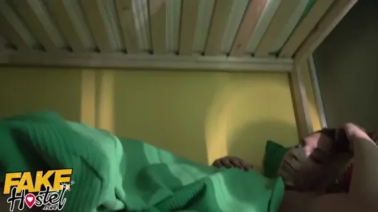 Üç genç backpacker yabancı film kendilerini lanet