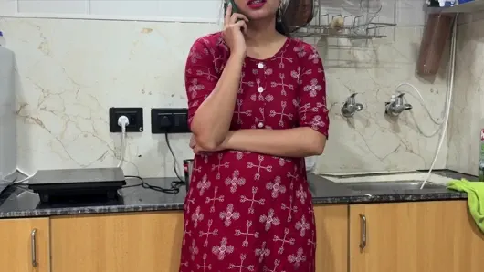 Üvey anne kız kardeşinden üvey oğlunun porno bağımlılığına yardımmesini istiyor
