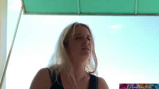 Üvey anne okyanus kenarında tatilde üvey oğlunu sikiyor