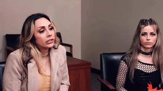 Üvey anne Şükran Günü’nde acil bir çağrı aldıktan sonra müdür Rubino’nun odasına koşuyor