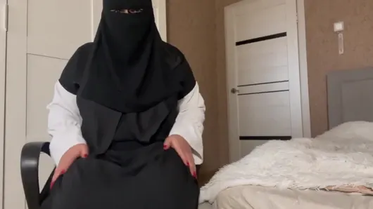 Üvey anne üvey oğluna külotlu çorap gösteriyor