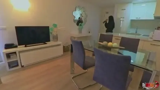 Üvey anne yanlışlıkla üvey oğlunun yarağına oturdu ve içine boşalana kadar ondan kurtulamadı