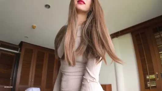 Üvey annem yatağın altında küpe ararken sikimi yakaladı