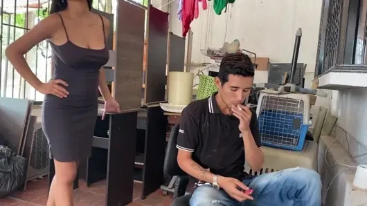 Üvey erkek kardeşim sigara içiyor ve onu yemeye davet ediyorum ama sonunda amımı ve göğüslerimden gelen sütleri yiyor